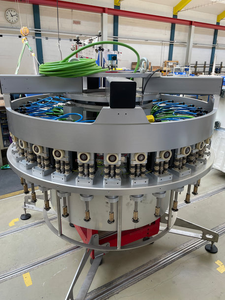 Embotelladora que ahorra material y energía, y es totalmente libre de lubricación